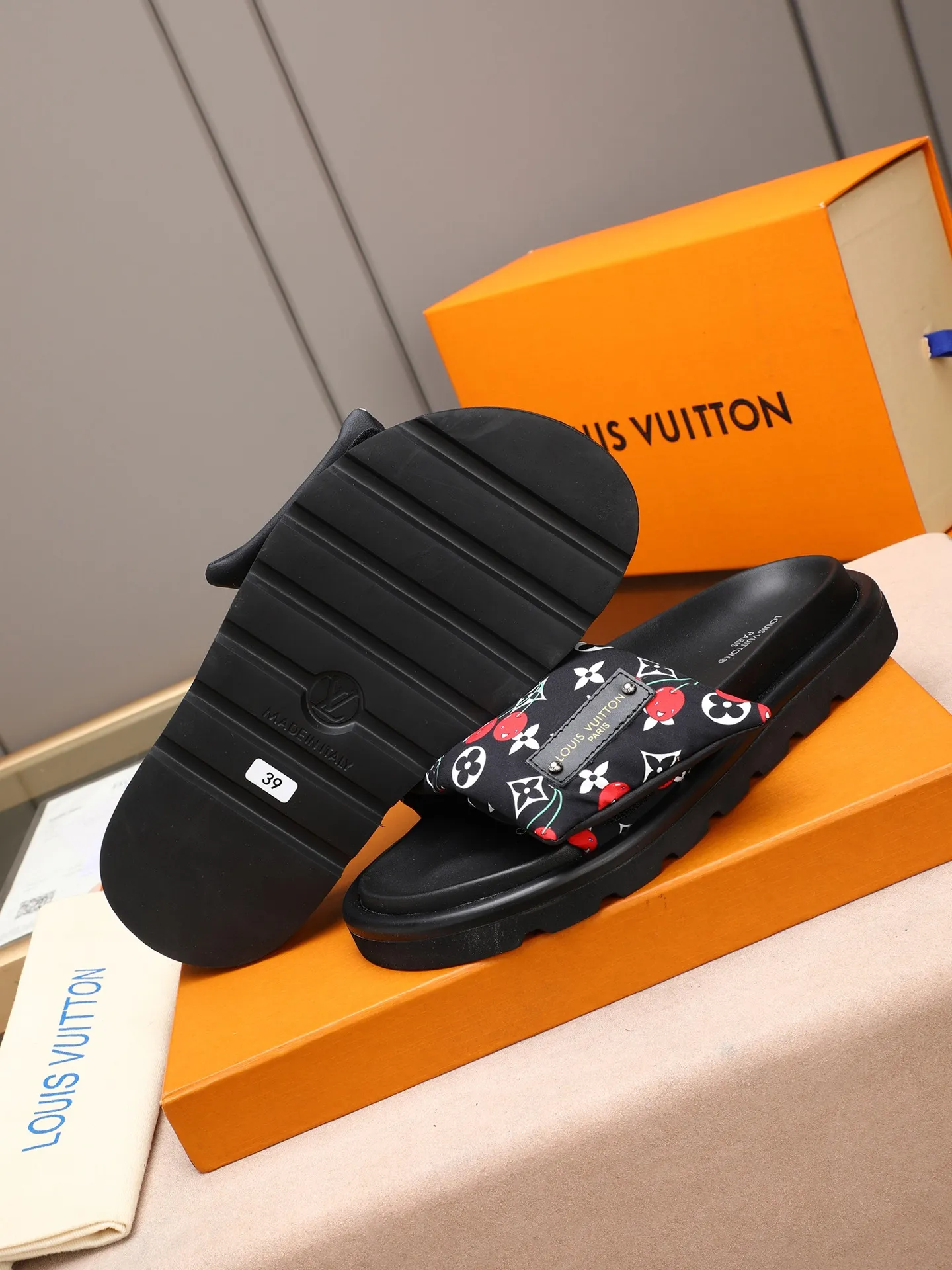PP360 [LOUIS VUITTON] Louis Vuitton, LV printing, men's and women's slippers are on the market. The drawer box packaging comes with a cloth bag and a card. The upper pattern looks very soft and waxy, and it is a super versatile leg slimming tool. Fabric: imported denim/canvas/old fabric, LV hardware LOGO, official website pattern printing, comfortable to wear, feet: high-elastic PU water table. Sole: foam sole, heel height: about 5cm. Code number: 35-46, 35, 45, 46 are custom-made and non-returnable. Color: multiple colors and styles available.